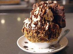 Sluurp! Hangat Manis Hot Chocolate dengan Topping Cake yang Unik!