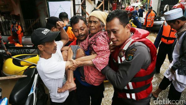 Aksi Heroik Petugas Evakuasi Warga Cipinang Melayu