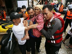 Aksi Heroik Petugas Evakuasi Warga Cipinang Melayu