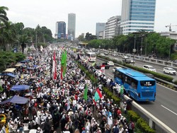 Penampakan Massa Aksi Damai 212 Memutihkan Jalan di Depan DPR