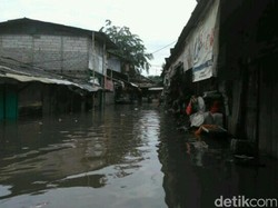 Banjir 150 Cm di Kawasan Pasar Buncit, Aktivitas Warga Terganggu