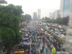Massa Aksi 212 Penuhi Depan Gedung DPR, Lalin Macet