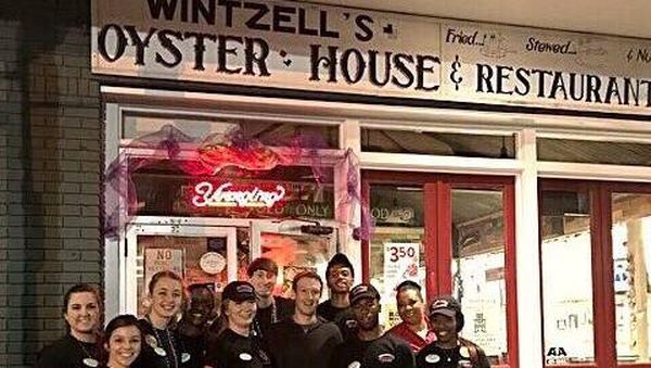 Dicurigai Mau Nyapres, Begini Gaya Blusukan Zuckerberg