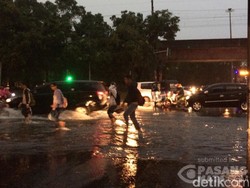 Diguyur Hujan Sejak Malam, Jl Medan Merdeka Timur Tergenang 50 Cm