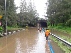 Masih Penyedotan Genangan, Tol Cikunir Pagi Ini Masih Ditutup
