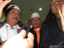 Usai Bertemu Komisi III, Sekjen FUI Orasi di Atas Mobil Komando