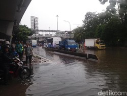 Banjir 30 Cm di Perempatan Grogol, Arus Lalu Lintas Macet