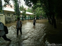 Banjir Rendam SMPN 124 Kemang, Siswa Tetap Laksanakan Ujian