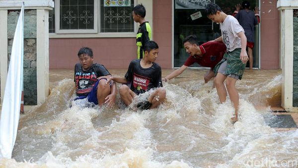 Banjir di Cipinang Indah Jadi Arena Bermain Anak-anak