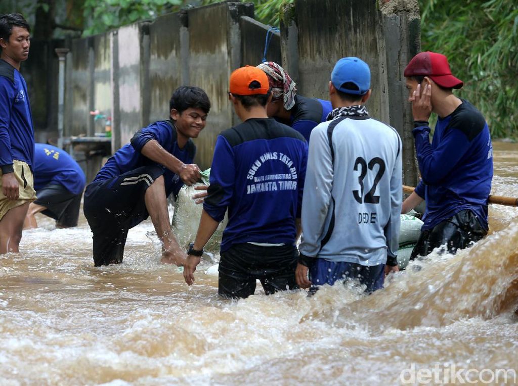 Cegah Buaya Masuk Permukiman, Pasukan Biru Siaga di Kali Grogol Cegah Buaya Masuk Permukiman, Pasukan Biru Siaga di Kali Grogol