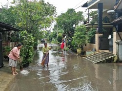 Banjir 1 Meter di Ciputat Mulai Surut, Warga Bersih-bersih