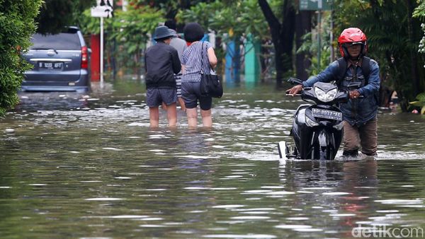 Banjir Rendam Perumahan Bintara Jaya Permai