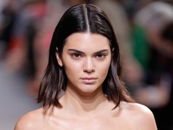 Ngeri! Kendall Jenner Facial dengan Biang Es & Aseton untuk Cegah Jerawat