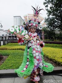 Image de Eau: Desain Baju Karnaval Dari Barang Bekas