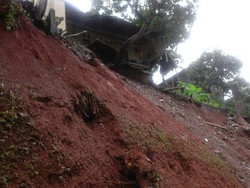 1 Rumah Warga di Sukmajaya Depok Mengalami Longsor