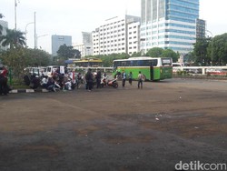 Massa Aksi yang Orasi di Depan Gedung DPR Bubar