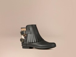 5 Boots Waterproof Stylish yang Cocok Dipakai Saat Musim Hujan