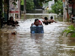 Begini Beda Gaya Anies dan Ahok Saat Kunjungi Lokasi Banjir
