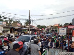Kali Wetan Meluap, Lalin Jl Raden Fatah Kota Tangerang Macet Total