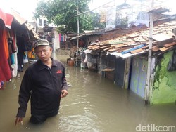 Kali Mookervart Meluap Bikin Banjir, Warga Mengungsi