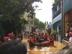 Kapolda-Pangdam Susuri Banjir Cipinang Melayu dengan Perahu Karet