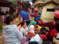 Potret Heroik Petugas Saat Evakuasi Korban Banjir Jakarta