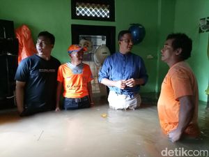 Anies Minta Relawan Bantu Korban Banjir Tanpa Atribut Kampanye
