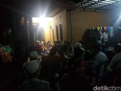 Keluarga Bersama Warga di Serang Berdoa untuk Siti Aisyah