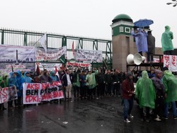 Meski Hujan, Massa Aksi 212 Mulai Berdatangan Ke Depan Gedung DPR