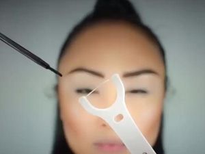 Cara Mudah Pakai Eyeliner dengan Benang Gigi