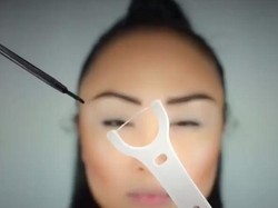 Cara Mudah Pakai Eyeliner dengan Benang Gigi