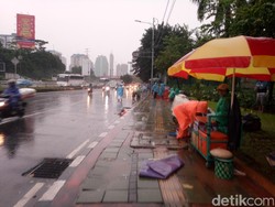 Manfaatkan Aksi 212, Pedagang Penuhi Trotoar Depan JCC hingga DPR