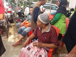 Kisah Kakek Satiman yang Akhirnya Berhasil Dievakuasi Warga