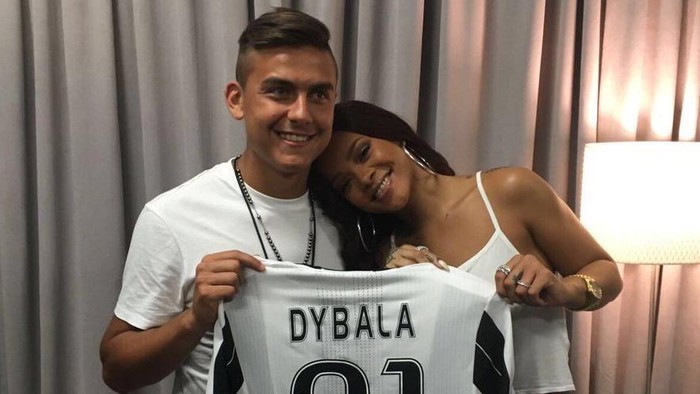Kepala Rihanna di Bahu Kiri Dybala