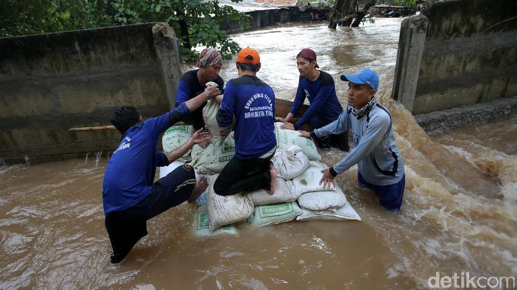 Pasukan Biru Berjibaku Tutup Tanggul Jebol di Cipinang Indah Pasukan Biru Berjibaku Tutup Tanggul Jebol di Cipinang Indah