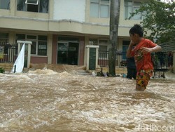 Saat Banjir di Cipinang Indah Jadi Tempat Main Anak dan Cuci Motor