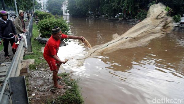 Manfaatkan Debit Air Untuk Mencari Ikan