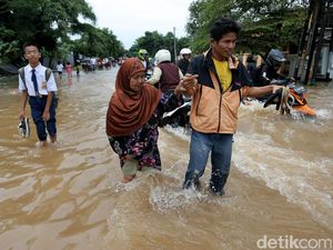 Banjir Terjang Komplek Billymoon Pondok Kelapa