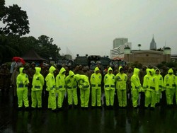 Kenakan Jas Hujan, Polwan Bersiaga Amankan Aksi 212