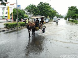 Naik Delman Terobos Banjir Kelapa Gading, Warga Bayar Rp 60 Ribu