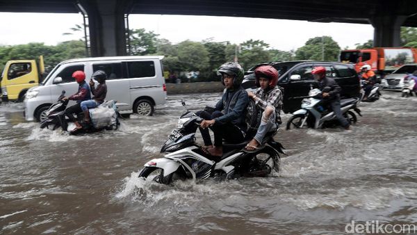 Cempaka Putih Terendam, Lalu lintas Terganggu