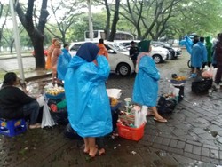 Hujan Deras, Massa Aksi 212 Jilid II Datangi Parkir Timur Senayan