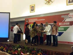 Kemenko PMK Serahkan 153 Alat Pengukur Tekanan Darah ke 64 Kementerian