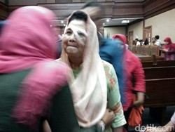 Mantan Menkes Siti Fadilah Jalani Sidang dengan Mata Diperban