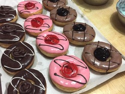 Mengintip Proses Pembuatan Donat Aneka Topping di Industri Rumahan