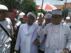 Habib Rizieq Tinjau Lokasi Banjir di Pasar Minggu