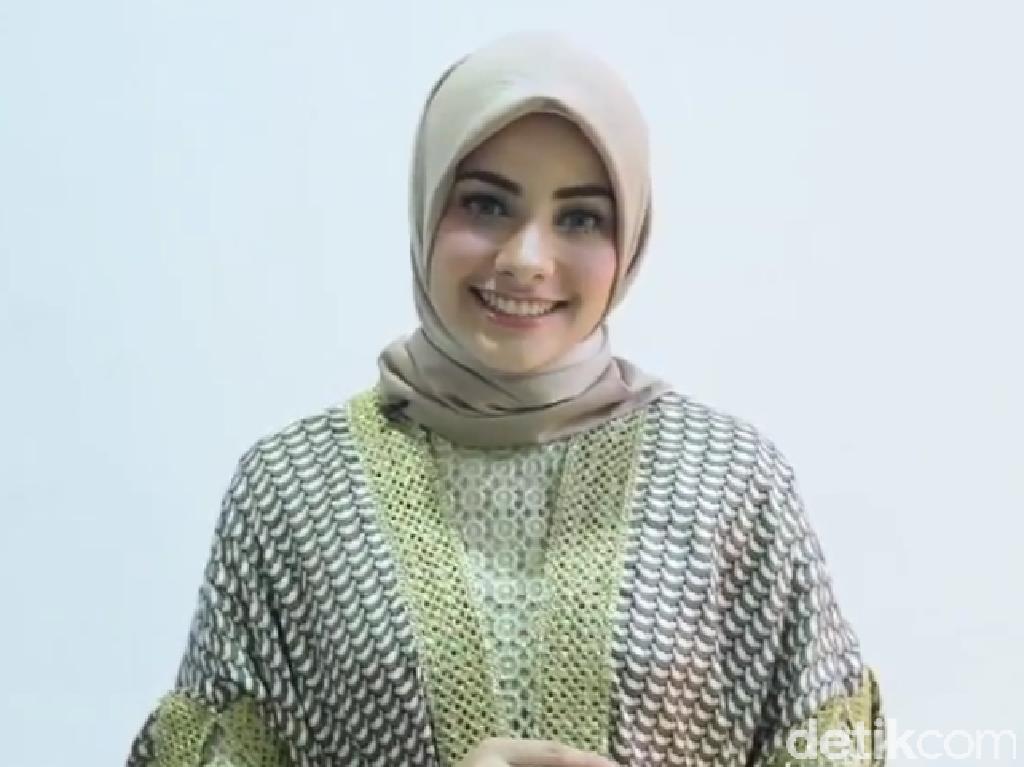 Tutorial Hijab Kondangan Ala Si Cantik Berdarah Arab-Turki, Mouzalina Tutorial Hijab Kondangan Ala Si Cantik Berdarah Arab-Turki, Mouzalina