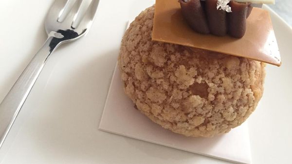 Nyamm! Lembut Manis Choux Salted Caramel dan Thai Milk Tea Ada di Sini