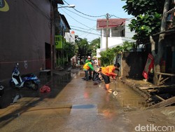 Momen Warga Cipinang Melayu Bersih-bersih Sampah Pascabanjir