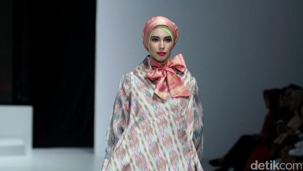 Foto: Koleksi Iva Lativah di Indonesia Fashion Week 2017